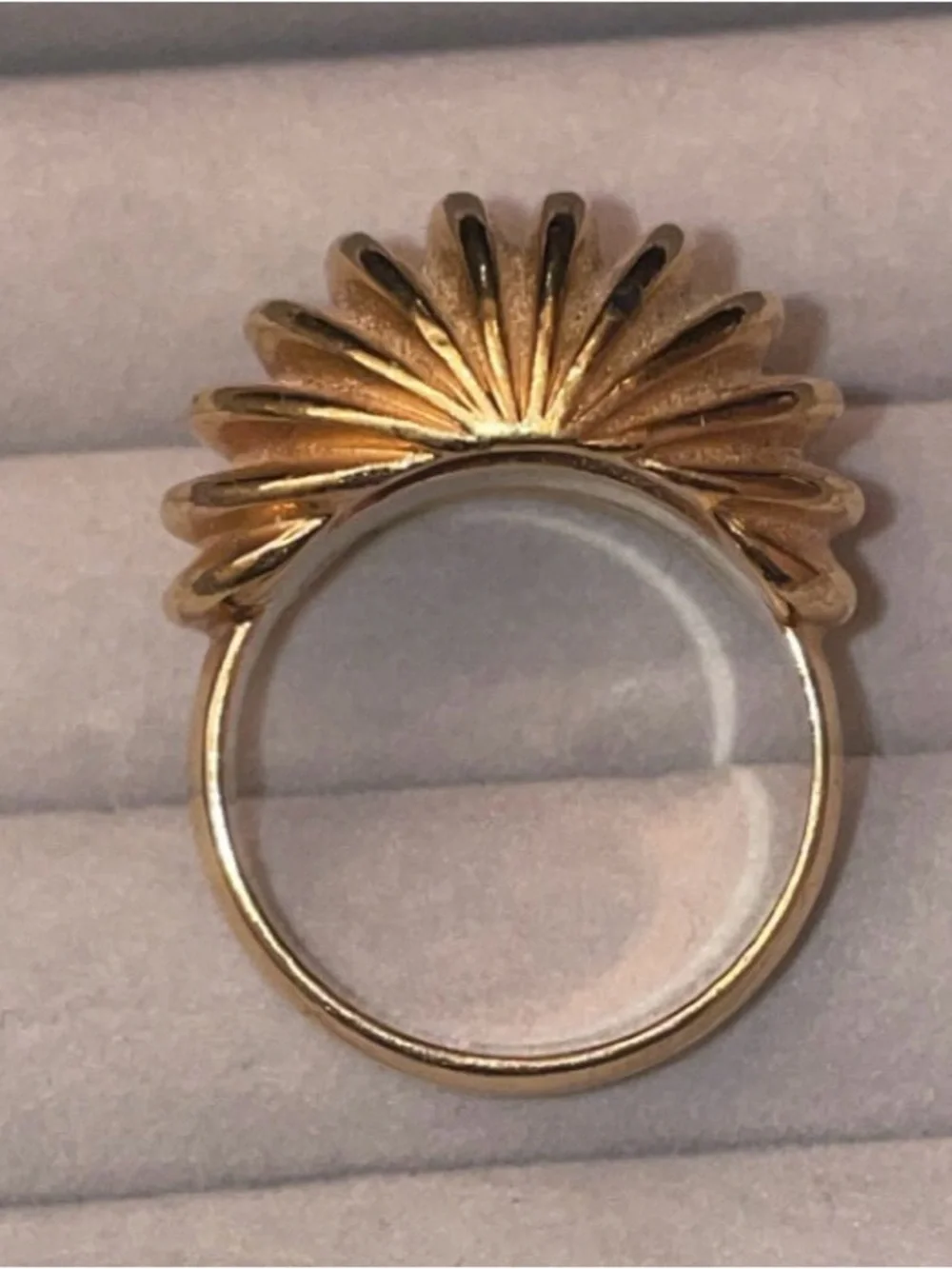 Source Unknown Gold Shell Fan Ring - Picture 3 of 3